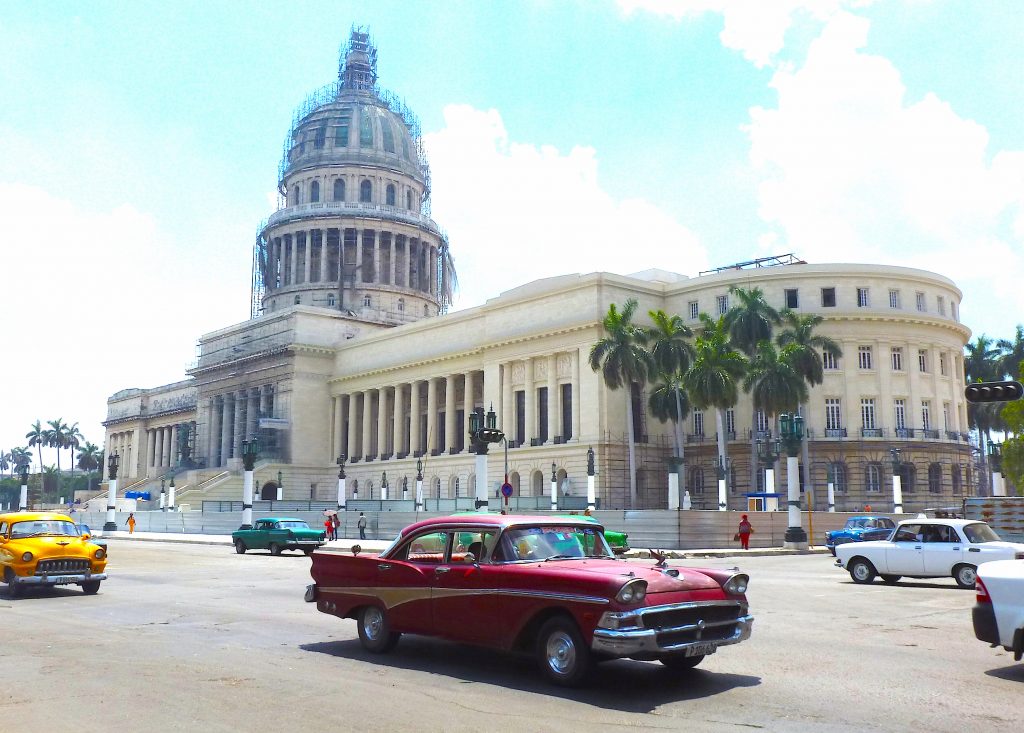 Old cars in front of the 'White House': travel tips for Cuba with prices and personal insights